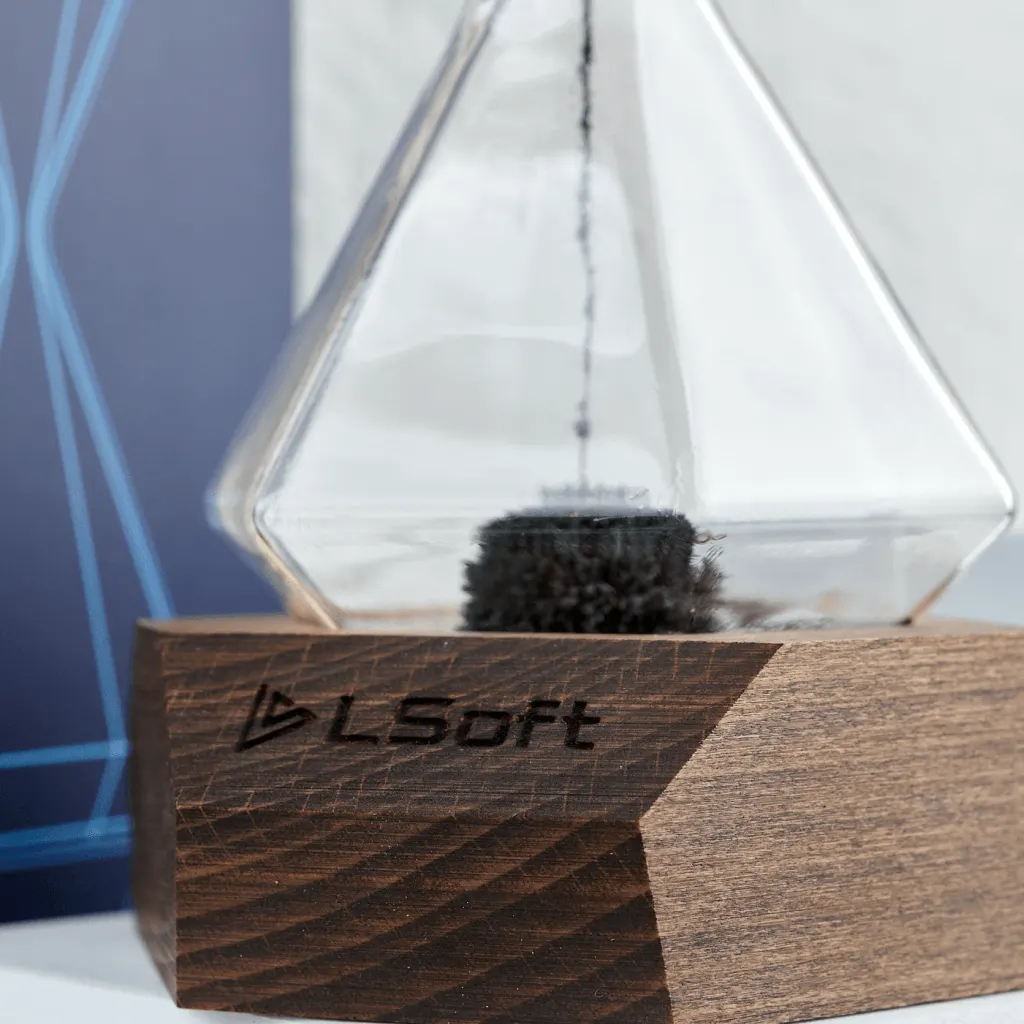 Деловой подарок для партнёров L-Soft: Общий ритм комплекта и взаимное положение предметов.