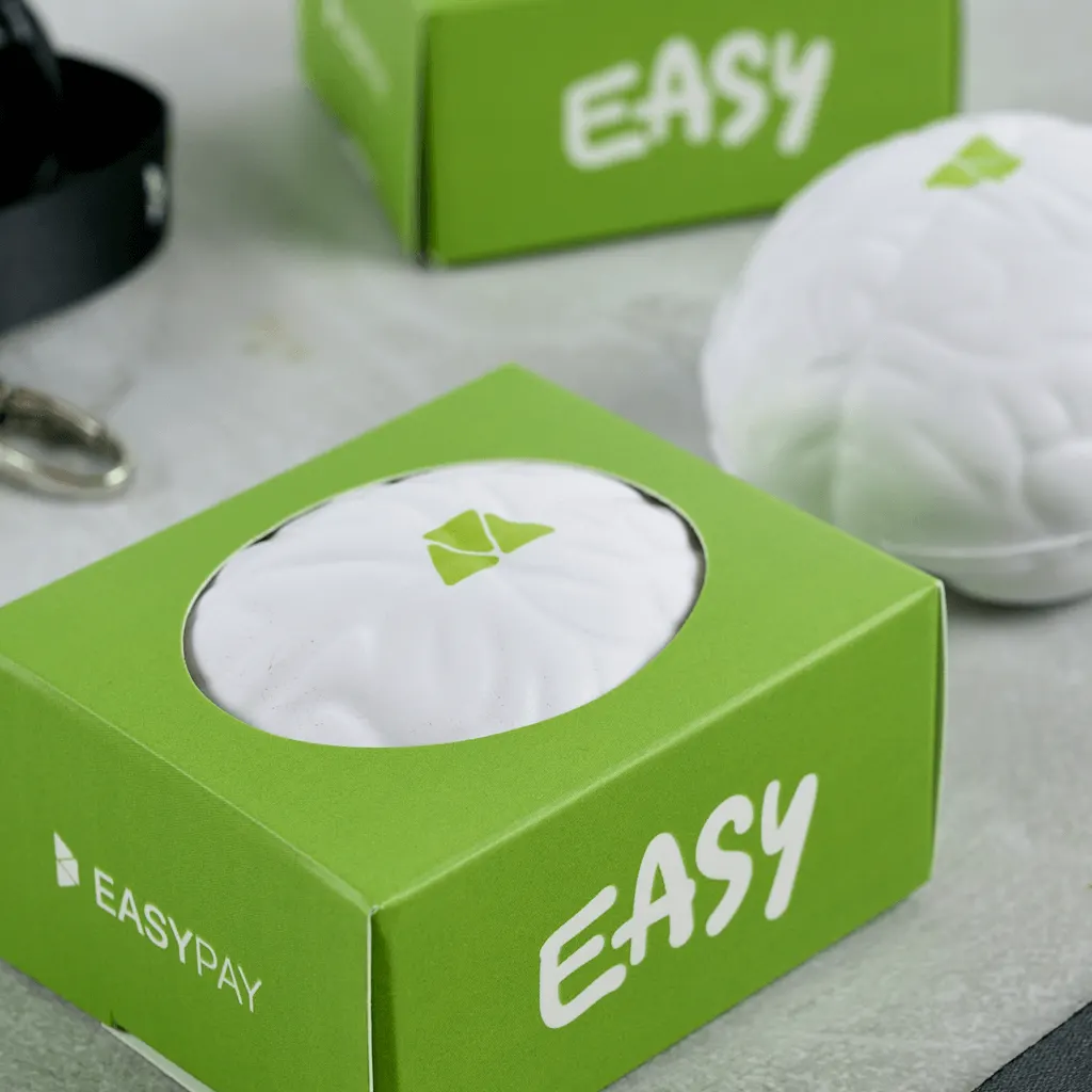 Мерч-набор EasyPay с антистрессом и канцелярией: Деталь комплектации, упаковки или фирменной графики.