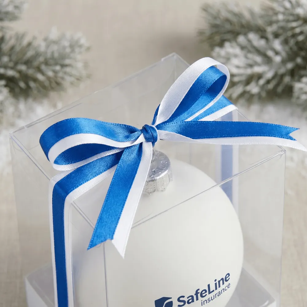 Ёлочный шар SafeLine Insurance в прозрачной упаковке: Крупный план материала, фактуры и зоны нанесения.