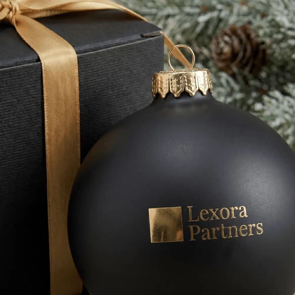 Ёлочные шары Lexora Partners с золотым логотипом