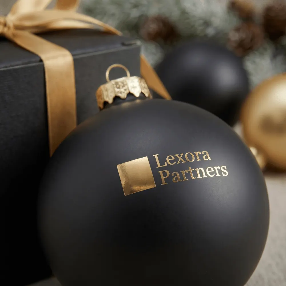 Ёлочные шары Lexora Partners с золотым логотипом, фотография проекта 8