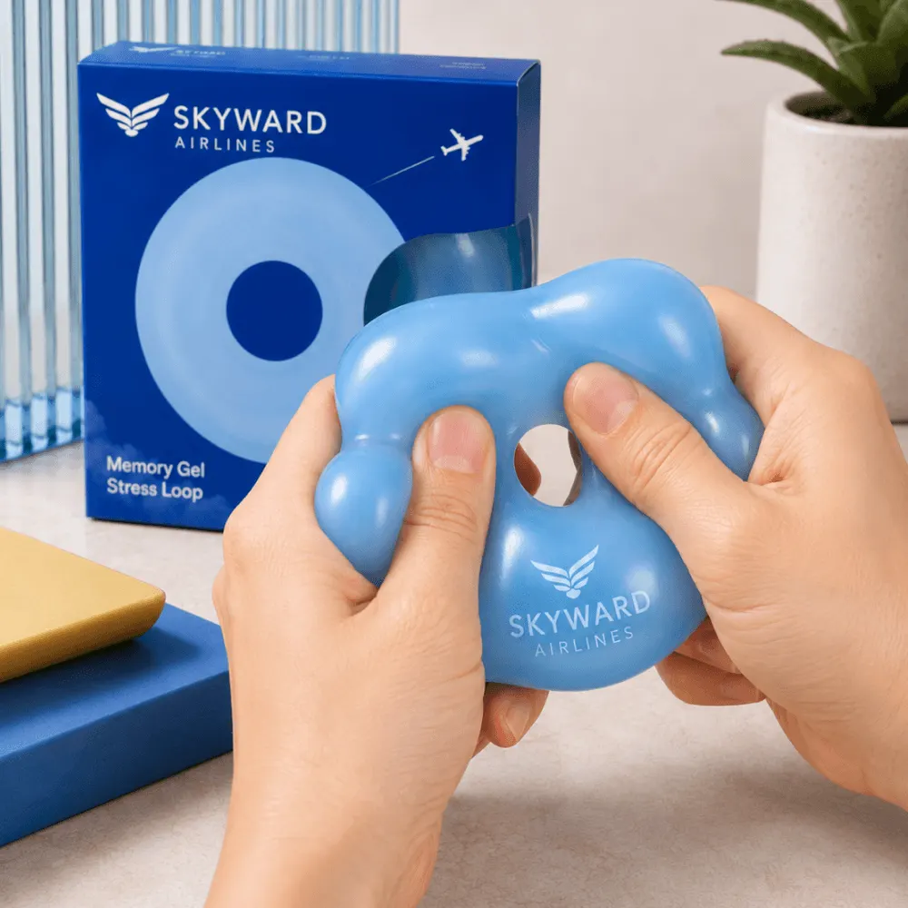 Гелевый антистресс для Skyward Airlines с фирменной упаковкой: Крупный план материала, фактуры и зоны нанесения.