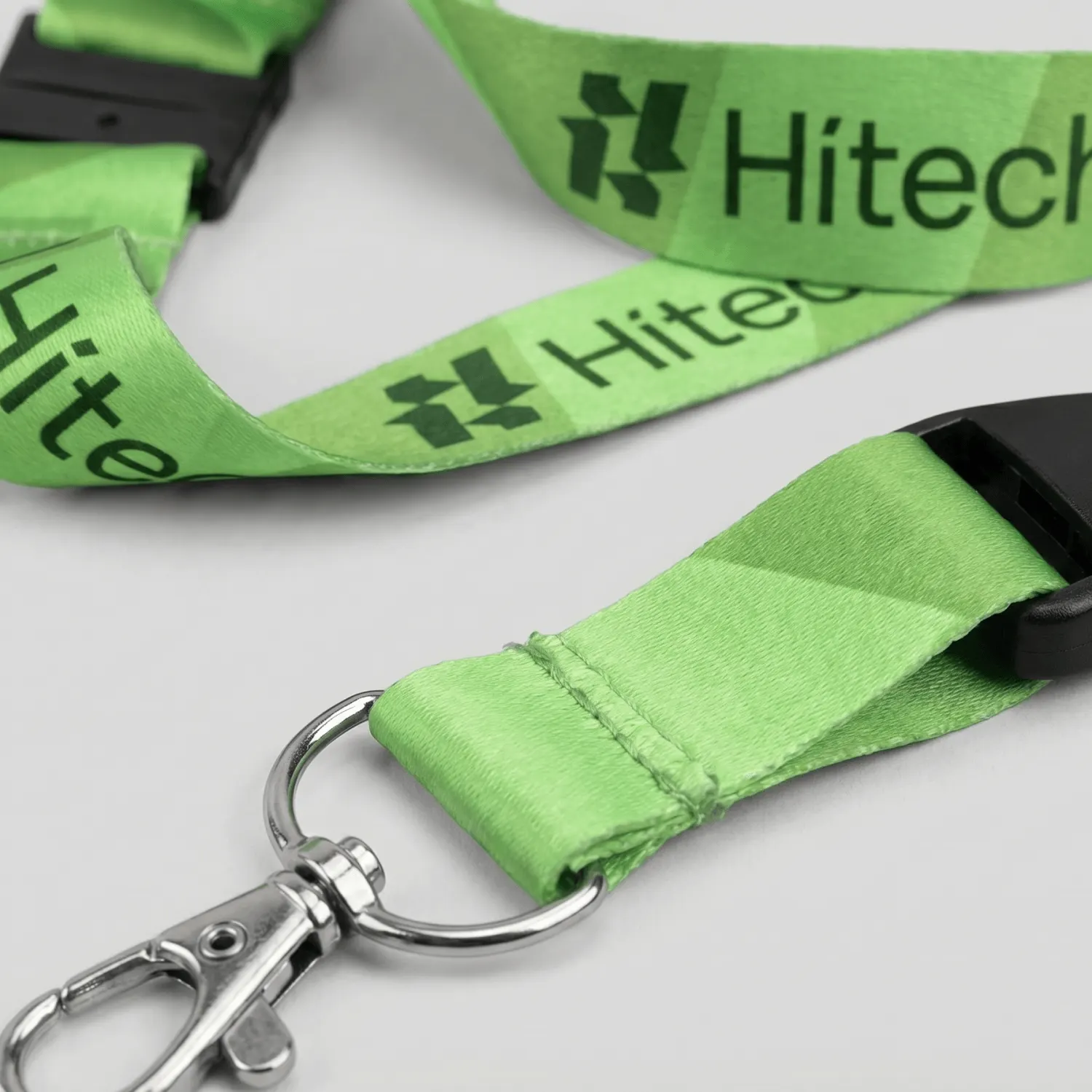 Ленты для бейджей с печатью логотипа Hitech на заказ: Крупный план материала, фактуры и зоны нанесения.