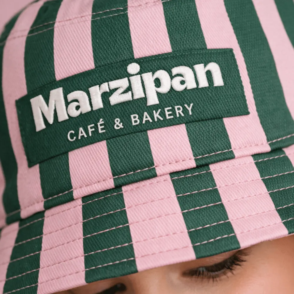 Летняя мерч-коллекция Marzipan Café: Общий ритм комплекта и взаимное положение предметов.