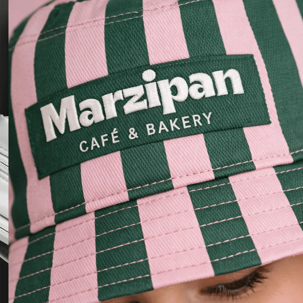 Летняя мерч-коллекция Marzipan Café: Деталь комплектации, упаковки или фирменной графики.