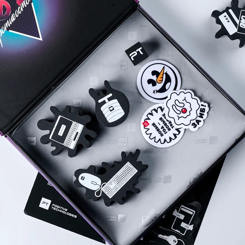 Киберверсия настольной игры «Дженга»: Деталь комплектации, упаковки или фирменной графики.