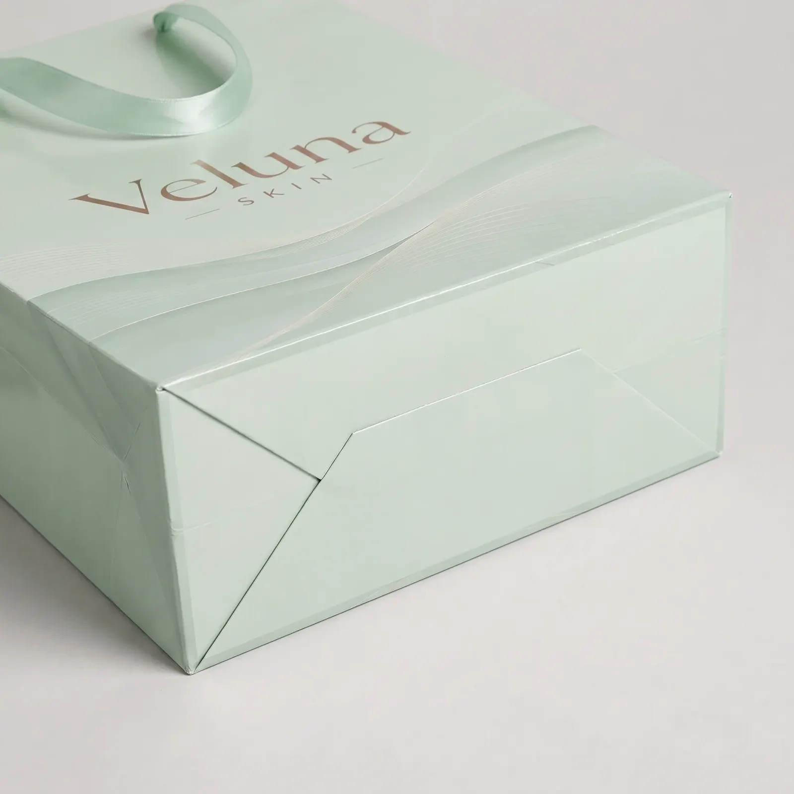 Премиальные пакеты Veluna Skin с золотым тиснением: Деталь комплектации, упаковки или фирменной графики.