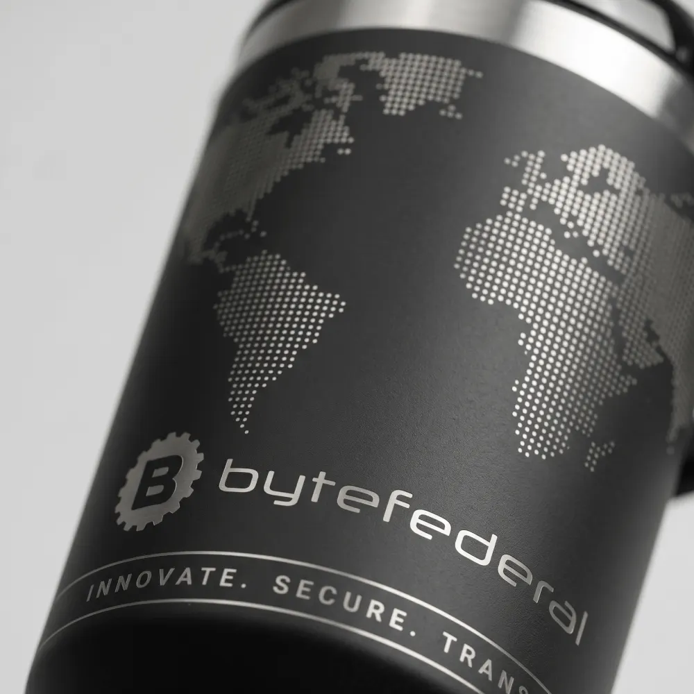 Корпоративный подарочный набор ByteFederal с термокружкой: Деталь комплектации, упаковки или фирменной графики.